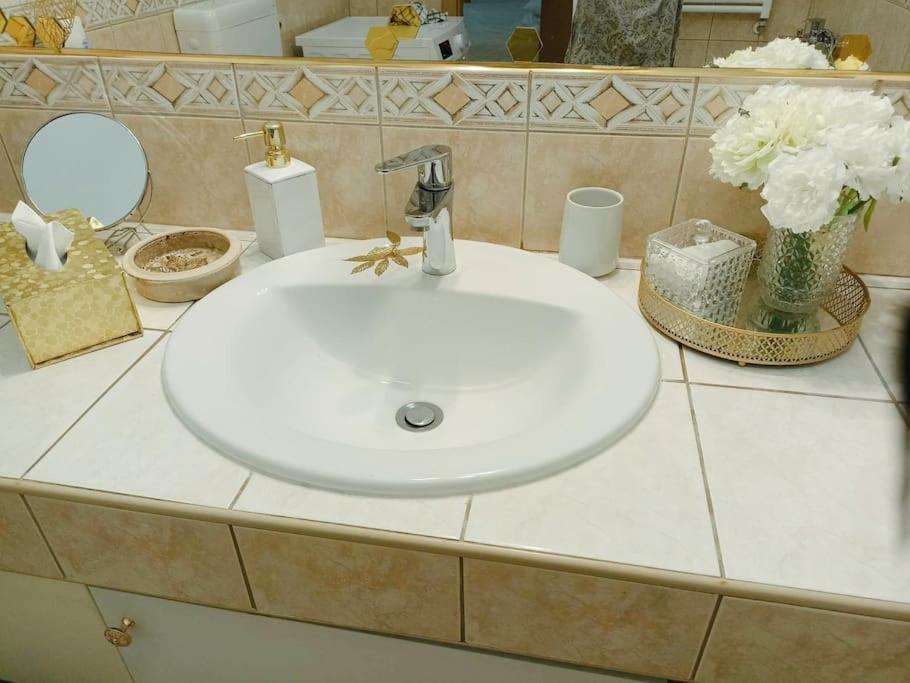Trendy 2 Room Flat, Next To Corvin Mall Free Huge Garage! Ac,Dishwasher,Washmachine, Smart Tv บูดาเปสต์ ภายนอก รูปภาพ