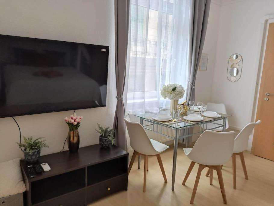 Trendy 2 Room Flat, Next To Corvin Mall Free Huge Garage! Ac,Dishwasher,Washmachine, Smart Tv บูดาเปสต์ ภายนอก รูปภาพ