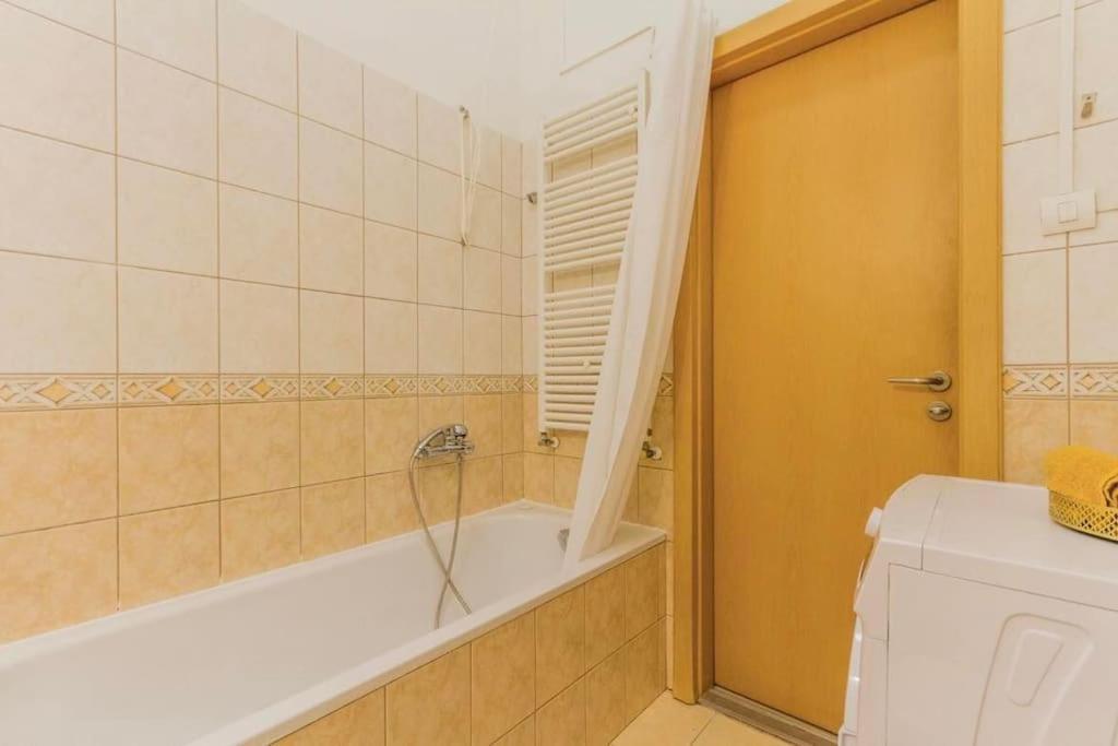 Trendy 2 Room Flat, Next To Corvin Mall Free Huge Garage! Ac,Dishwasher,Washmachine, Smart Tv บูดาเปสต์ ภายนอก รูปภาพ