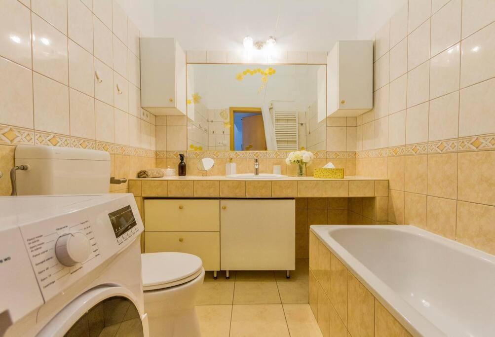 Trendy 2 Room Flat, Next To Corvin Mall Free Huge Garage! Ac,Dishwasher,Washmachine, Smart Tv บูดาเปสต์ ภายนอก รูปภาพ