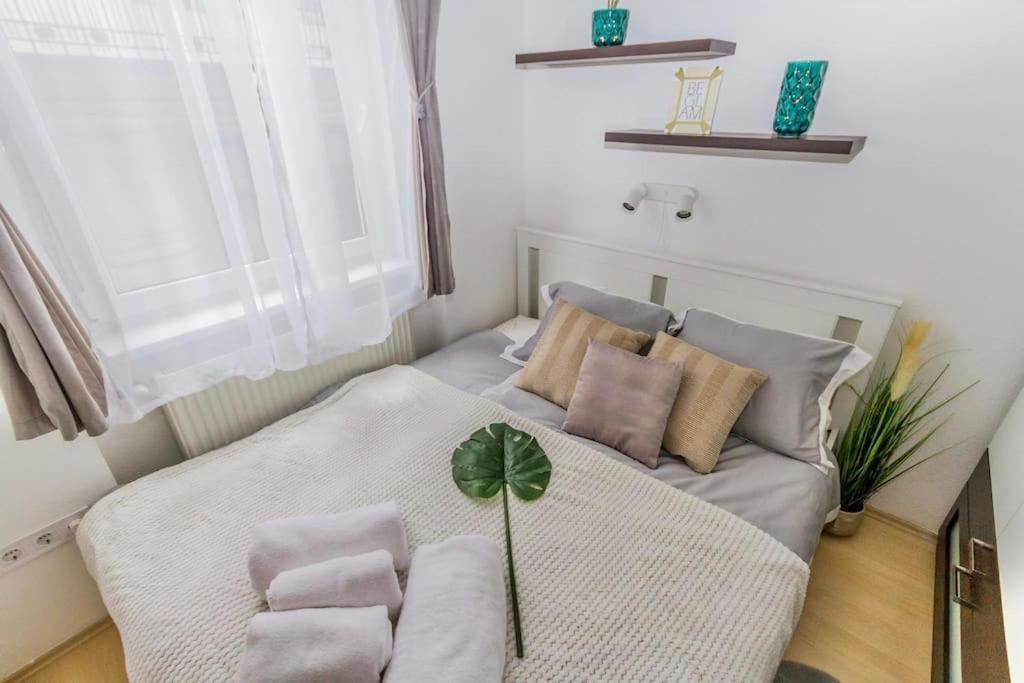 Trendy 2 Room Flat, Next To Corvin Mall Free Huge Garage! Ac,Dishwasher,Washmachine, Smart Tv บูดาเปสต์ ภายนอก รูปภาพ