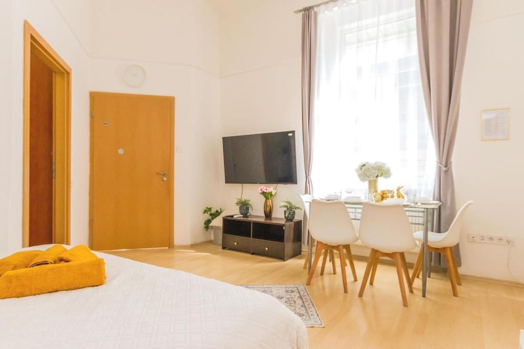 Trendy 2 Room Flat, Next To Corvin Mall Free Huge Garage! Ac,Dishwasher,Washmachine, Smart Tv บูดาเปสต์ ภายนอก รูปภาพ
