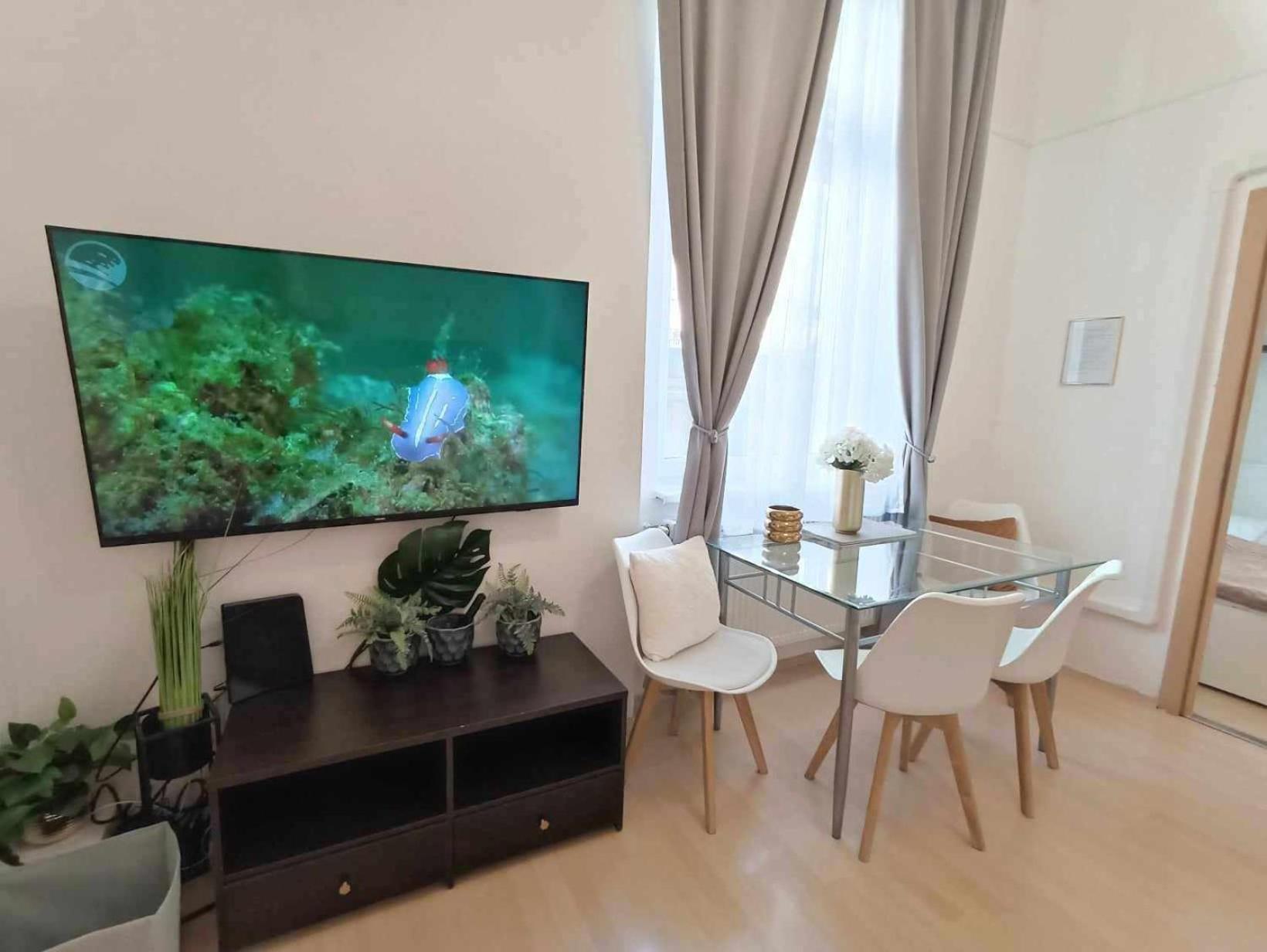 Trendy 2 Room Flat, Next To Corvin Mall Free Huge Garage! Ac,Dishwasher,Washmachine, Smart Tv บูดาเปสต์ ภายนอก รูปภาพ